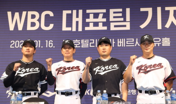 이강철(왼쪽에서 두번째) 야구대표팀 감독. /연합뉴스