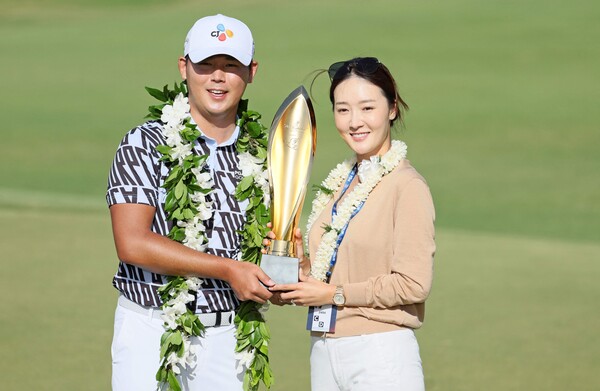 김시우(왼쪽)은 아내 오지현의 응원에 힘입어 PGA 투어 정상에 올랐다. /연합뉴스