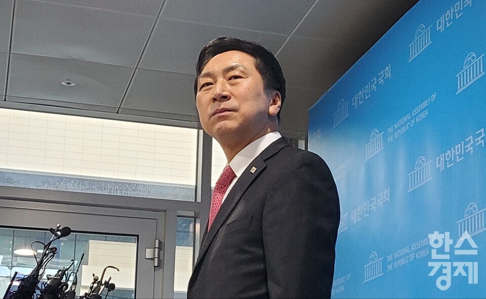 국민의힘 당권 주자인 김기현 의원이 19일 기자회견 후 취재진 질문에 답하고 있다./ 박수연 기자
