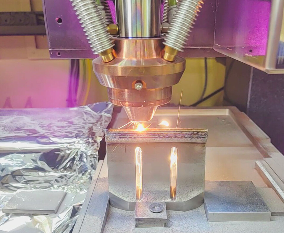 한국원자력연구원이 자체 개발한 금속 3D 프린터 가 티타늄 합금 블레이드의 손상부를 복원하고 있다. / 원자력연구원 제공 