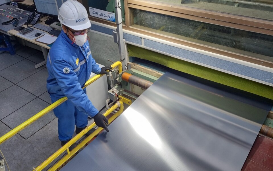 19일 복구를 완료한 포항제철소 스테인리스 1냉연공장에서 제품이 생산되고 있다. /사진=포스코