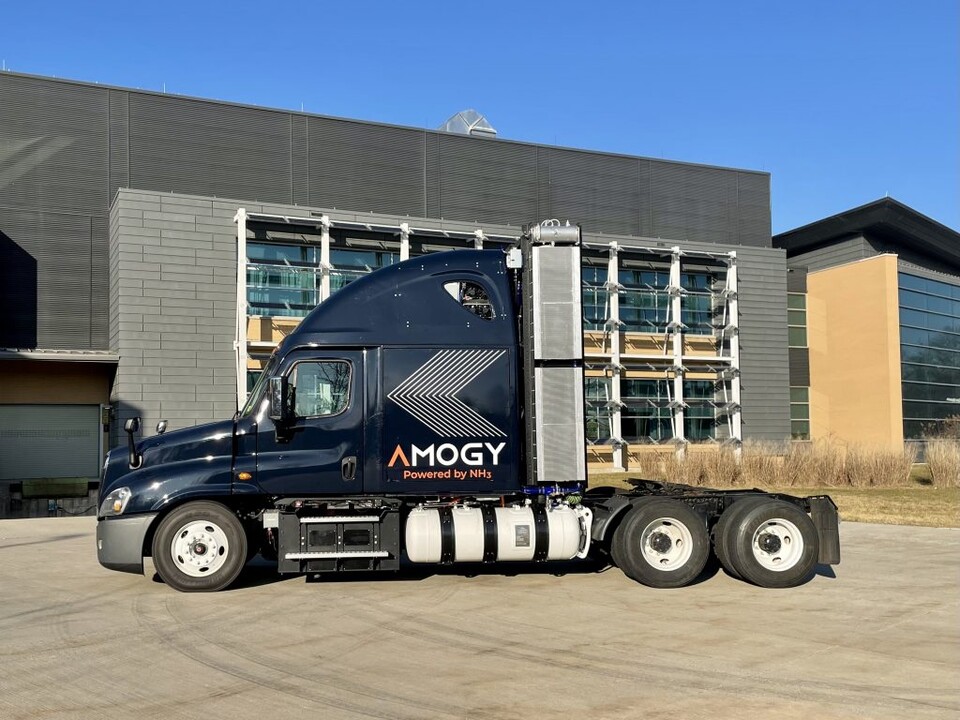 SK이노베이션이 투자한 암모니아 기반 수소 연료전지 시스템 아모지(Amogy)가 이달 초 미국 뉴욕주 스토니브룩대에서 세계 최초로 암모니아를 동력원으로 주행시험하는데 성공한 트럭. / SK이노베이션 제공 