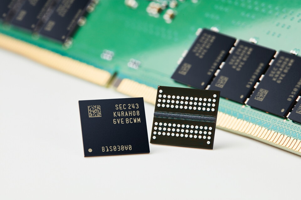 삼성전자가 개발한 업계 최선단 12나노급 16Gb DDR5 D램. /사진=삼성전자