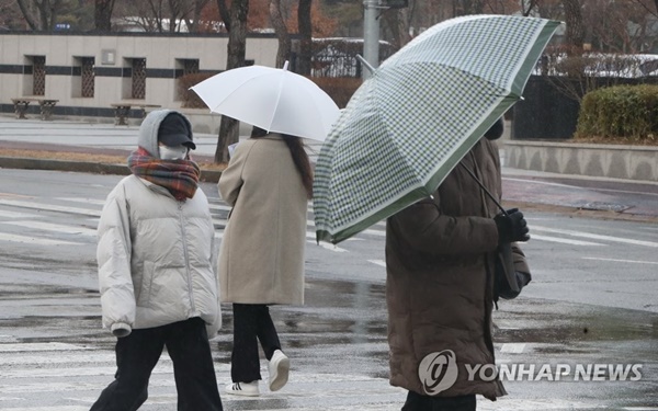 22일 전국 곳곳에 눈 또는 비가 내리겠다. / 연합뉴스