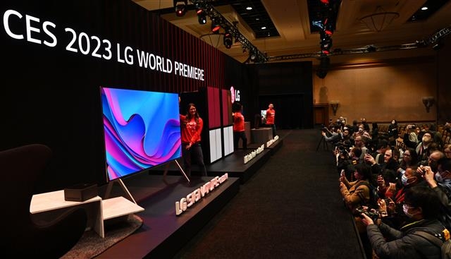 CES 2023 개막 하루 전인 4일(현지시간) 미국 라스베이거스 만달레이베이 컨벤션에서 열린 'LG 월드 프리미어'에서 LG전자 관계자들이 'LG 시그니처 올레드 M'을 소개하고 있다. /사진=LG전자