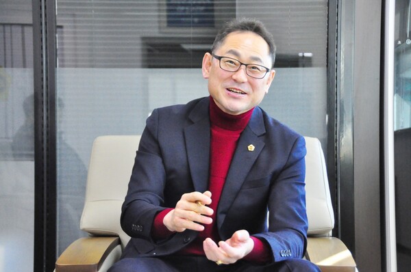 경기도의회 경제노동위원회 김완규 위원장(국민의힘, 고양12)은 2023년 고양시 본예산 심의 결과가 지역경제 발전이라는 요구에 미치지 못함은 물론 이동환 고양시장의 발목잡기 행태를 보여준 결과라는 질타와 함께 유감을 표했다./ 김완규 경기도의원 제공