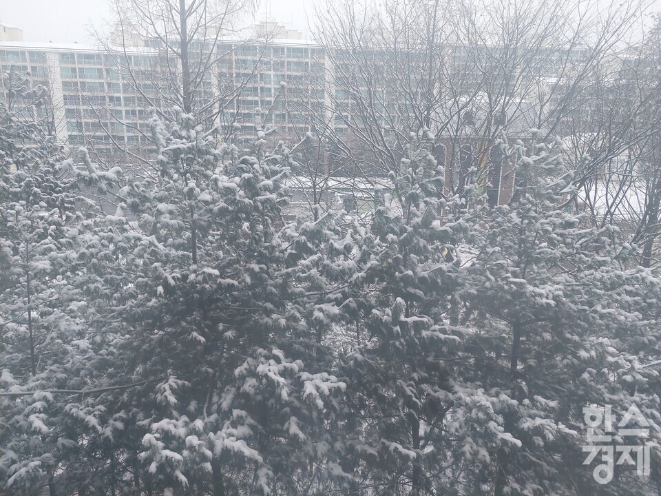 눈으로 뒤덮인 수도권의 한 아파트 정경. / 김정환 기자 kjh95011@sporbiz.co.kr