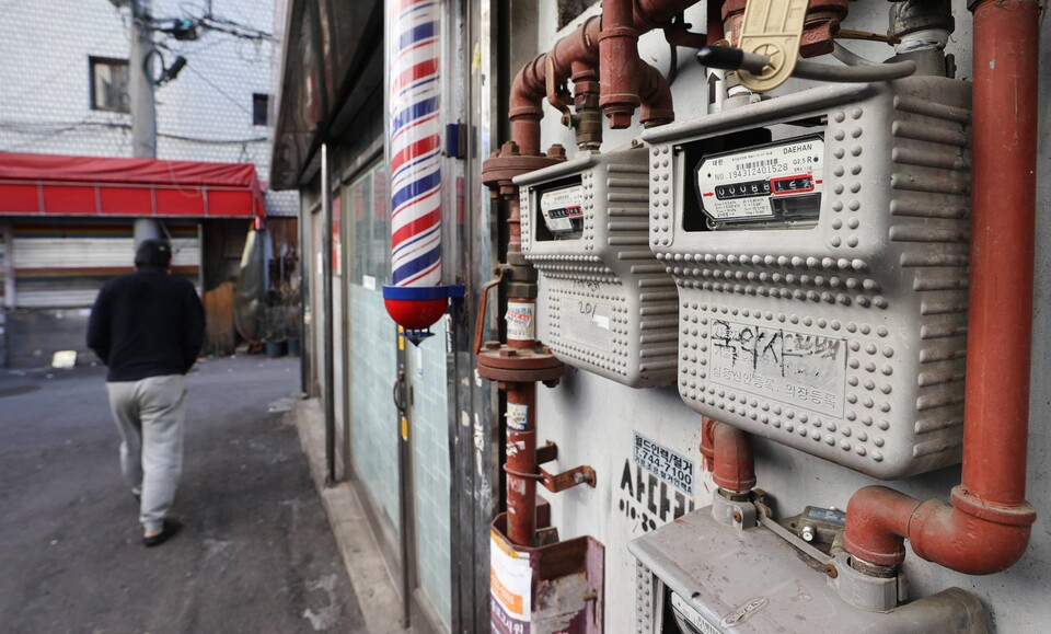 전국적으로 강추위가 찾아오며 난방비 급등 우려가 커지고 있는 가운데 지난 24일 서울 시내 한 주택 가스계량기 모습. / 연합뉴스