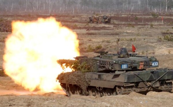 독일 병사들이 2021년 3월 26일 라트비아 아다지 군기지에서 실시된 북대서양조약기구(NATO) 훈련에서 레오파드2 탱크를 타고 참가하고 있다. /연합뉴스