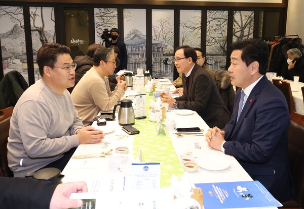 김관영 전라북도 도지사(오른쪽)가 대화를 나누고 있다. /2023 전북 아시아·태평양 마스터스 대회 조직위원회 제공