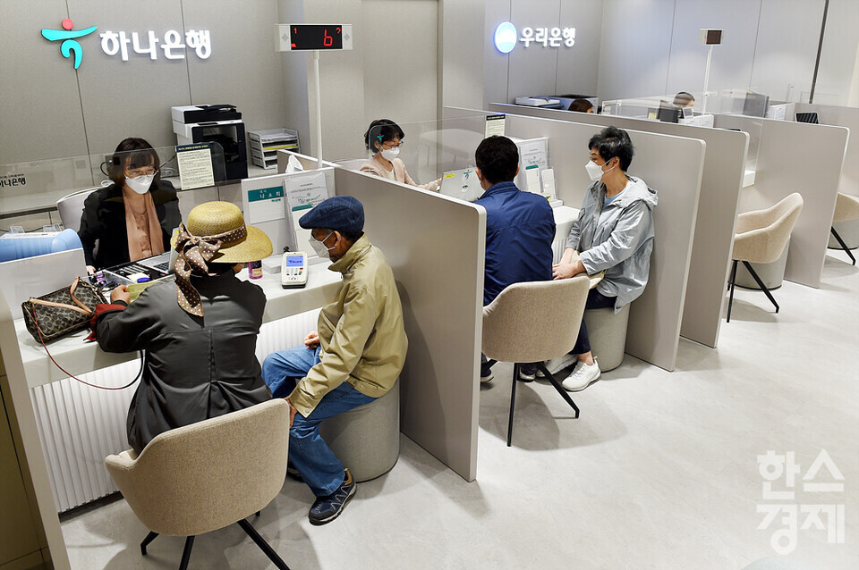 경기도 용인시 수지구 하나은행·우리은행 공동점포 창구에서 고객들이 업무를 보고 있다./ 김근현 기자