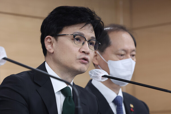 한동훈(왼쪽) 법무부 장관이 26일 정부서울청사에서 새해 업무보고 내용을 브리핑하고 있다. /연합뉴스