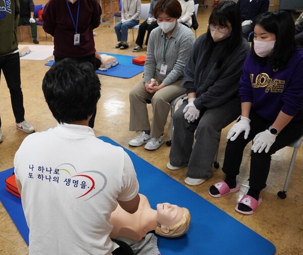 (재)화성시문화재단(대표이사 김신아)은 지난 1월 25일(수)부터 27일(금)까지 3일간 전 직원을 대상으로 심폐소생술(CPR)과 자동심장충격기(AED) 사용 교육을 실시했다