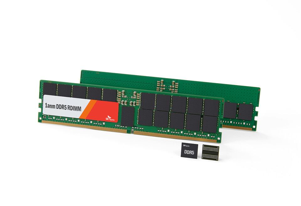 SK하이닉스가 세계 최초로 인텔로부터 인증을 획득한 10나노급 4세대 서버 D램 DDR 5. /사진=SK하이닉스