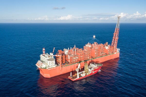 한국가스공사는 13일 모잠비크 Are a4 광구의 최초 상업화 프로젝트인 ‘코랄  사우스(Coral South)’ 사업에서 첫 LNG 생산 및 선적을 완료했다. / 가스공사 제공