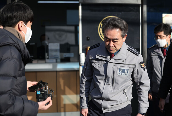 윤희근(가운데) 경찰청장이 1일 오후 관내 술에 취한 시민을 놔둔 채 철수했다가 사망사고가 발생한 서울 동대문경찰서의 한 파출소를 점검차 방문하고 있다. /연합뉴스