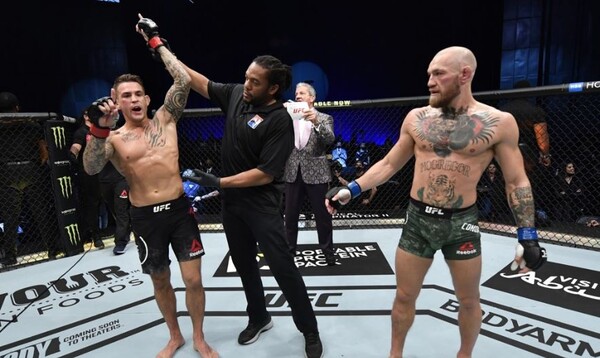 코너 맥그리거(오른쪽)가 2021년 'UFC 257' 메인이벤트에서 더스틴 포이리에에게 생애 첫 TKO 패를 당했다. / USA투데이스포츠·연합뉴스