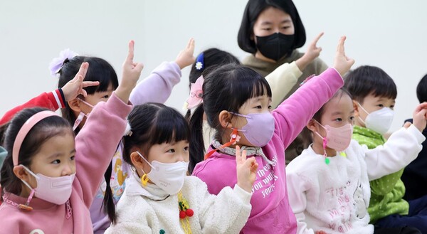 아이들이 유치원에서 수업을 진행하고 있다. /연합뉴스