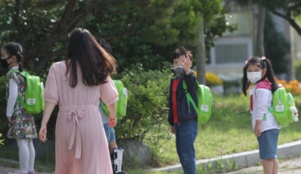 어린이들이 유치원 앞에 서 있다. /연합뉴스