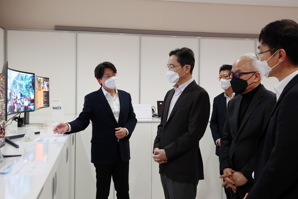 이재용 삼성전자 회장이 7일 삼성디스플레이 아산캠퍼스에서 전시된 디스플레이 제품을 보며 설명을 듣고 있다. /사진=삼성전자