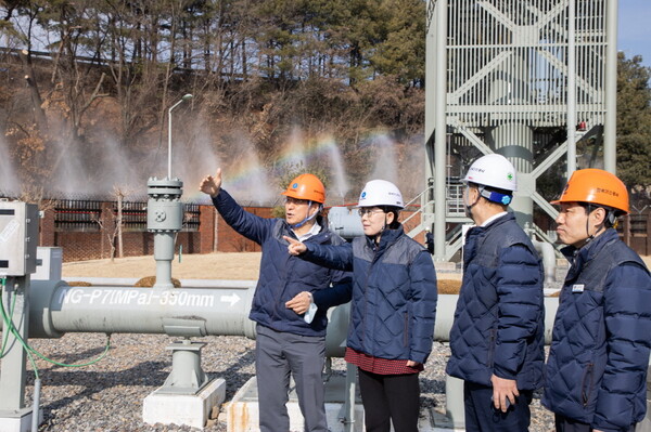 한국가스공사는 산불 대비 천연가스 공급설비 운영 안전관리를 강화하고자 6일 대구경북지역본부 관음관리소 현장 점검을 시행했다(왼쪽에서 두번째 최연혜 가스공사 사장). / 가스공사 제공 