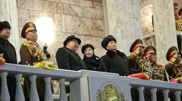 김정은 북한 국무위원장과 딸 김주애가 열병식을 보며 이야기를 나누고 있다. / 조선중앙통신·연합뉴스