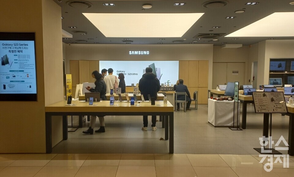 삼성 프리미엄 스토어 롯데백화점 인천터미널점에서 고객들이 갤럭시S23 시리즈를 살펴보고 있다. /사진=최정화 기자