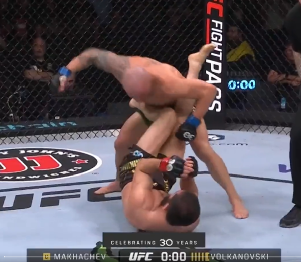 볼카노프스키가 마카체프의 안면과 보디에 펀지를 날리고 있다. / UFC 트위터 캡처