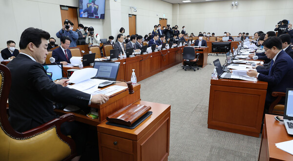 윤영석 기획재정위원회 위원장이 14일 국회에서 열린 기획재정위원회 전체회의에서 의사봉을 두드리고 있다. / 연합뉴스