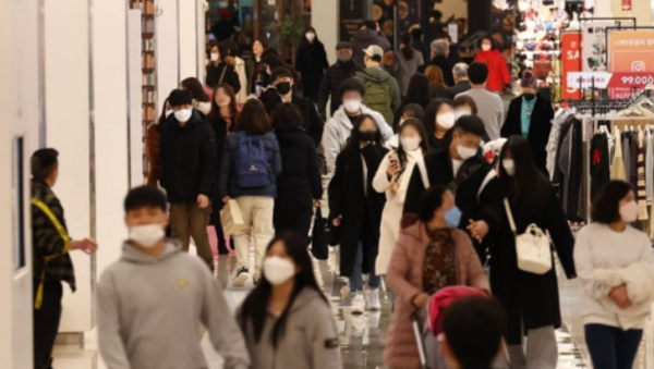 마스크를 착용한 채 쇼핑을 즐기고 있는 시민들. / 연합뉴스 
