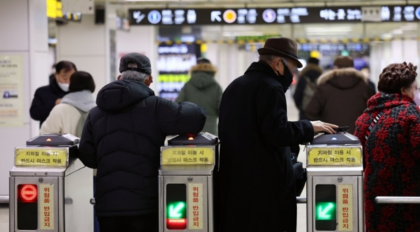 시민들이 지하철 개찰구를 통과하고 있다. / 연합뉴스