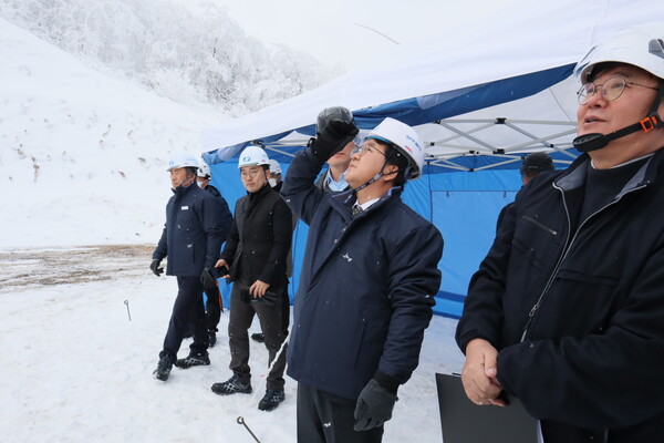 이승우 남부발전 사장이 정암풍력발전단지를 방문했다. / 남부발전 제공.