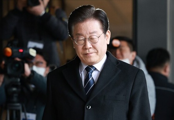 이재명 더불어민주당 대표가 10일 서울 서초구 서울중앙지방검찰청에 위례 신도시·대장동 개발사업 특혜 의혹과 관련한 검찰 소환 조사를 받기 위해 들어가고 있다. /연합뉴스