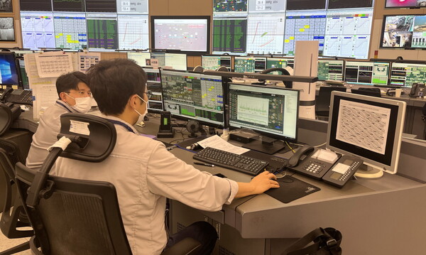 한국남동발전 영흥발전본부 중앙제어실에서 발전운전원이 발전설비 운전현황을 모니터링 하고 있다. / 남동발전 제공 
