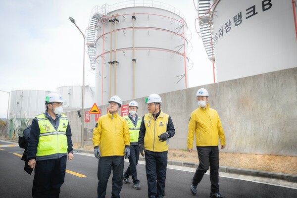남부발전 이승우 사장(왼쪽 두 번째)이 남제주빛드림본부에서 설비 안전점검 등 현장경영에 나서고 있다. / 남부발전 제공 