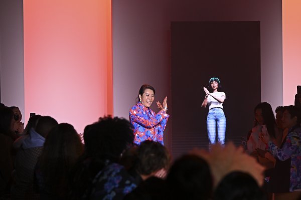 LG AI연구원이 개발한 AI 아티스트 틸다(오른쪽)가 2022년 2월 뉴욕 패션 위크 런웨이에서 박윤희 디자이너와 함께 관객들에게 인사하고 있다. ./사진=LG