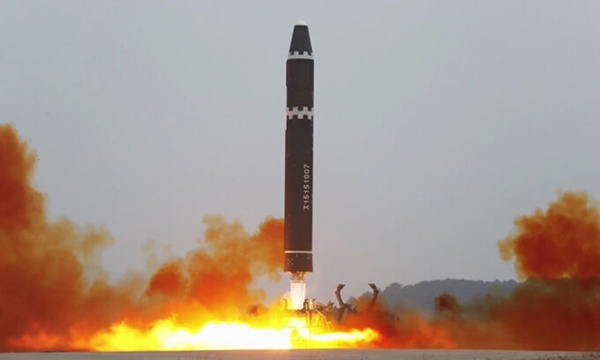 북한이 지난 18일 평양국제비행장에서 ICBM ‘화성-15형’을 시험발사하는 모습 / 연합뉴스