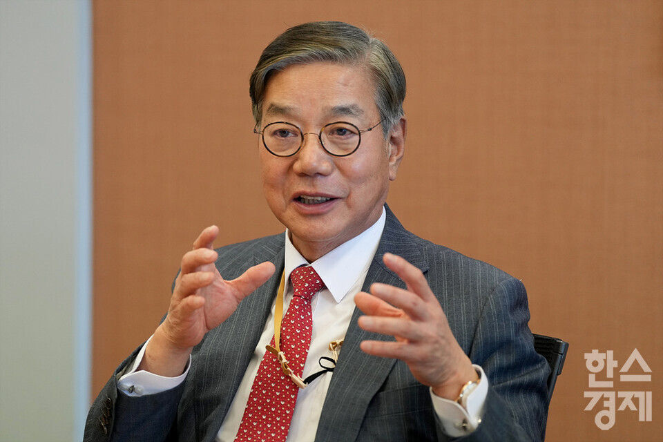 황영기 초록우산어린이재단 회장이 지난 9일 오후 서울 종로구 서머셋팰리스서울 호텔에서 열린 '국내 시총 200대기업 ESG 평가 자문회의'에서 발언을 하고 있다. /김근현 기자 khkim@sporbiz.co.kr 2023.02.09.