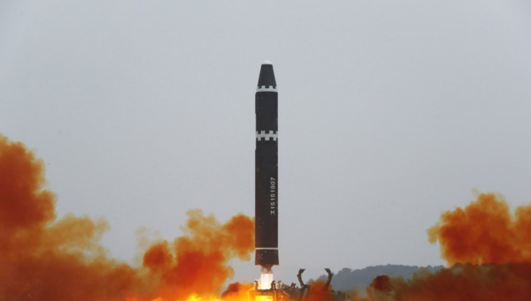 북한의 ICBM '화성포-15형' 발사 훈련 진행 모습. / 조선중앙통신·연합뉴스