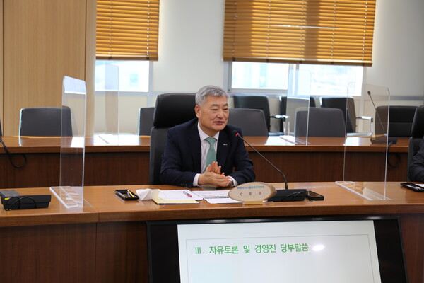 20일 경남 진주 본사에서 김회천 한국남동발전 사장이 제13차 KOEN 탄소중립추진위원회 회의에 참석했다. / 남동발전 제공 