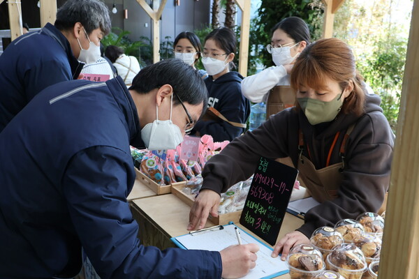 한국수력원자력이 22일, 23일 양일간 경주 본사에서 지역아동 센터 아동들과 플리마켓 나눠보장[場] 행사를 진행한다. / 한수원 제공