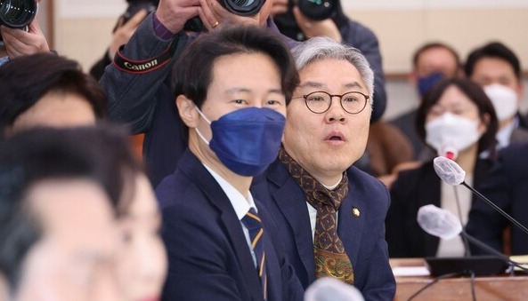 최강욱 더불어민주당 의원이 지난 15일 국회 법제사법위원회 전체회의에서 김도읍 위원장에게 항의하고 있다./ 연합뉴스