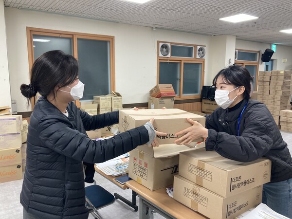 평택시가 고위험군 및 감염 취약 시설을 대상으로 해열제 등 방역물품을 지원하고 있다./ 평택시 제공