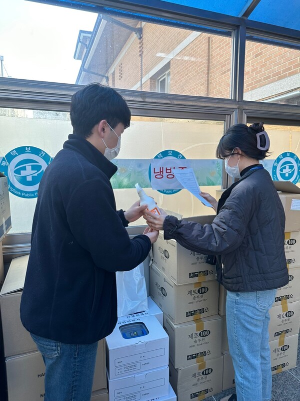 평택시가 고위험군 및 감염 취약 시설을 대상으로 해열제 등 방역물품을 지원하고 있다./ 평택시 제공