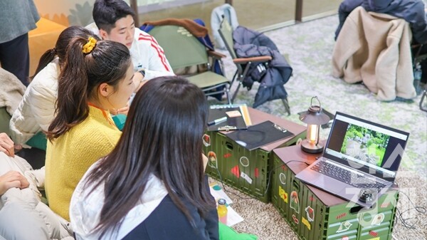 호흡테라피를 체험하는 비타민캠프 참가자들 / 이수현 기자