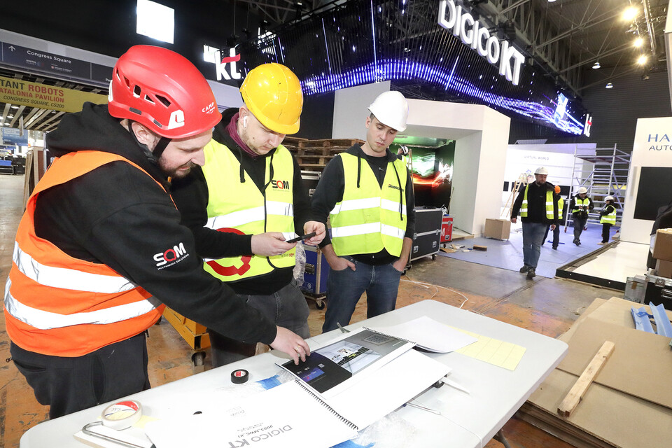 MWC 2023 개막을 앞둔 지난 24일(현지시간), MWC 홀4에서 KT 부스 설치 작업을 하고 있는 KT 관계자 모습. /사진=KT