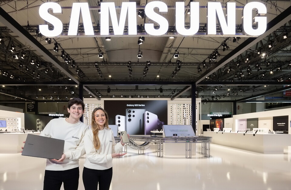 MWC 2023이 개최되는 피라 그란 비아 제3전시관 중앙에 위치한 삼성전자 전시부스에서 삼성전자 모델들이 전시 부스를 소개하고 있다. /사진=삼성전자