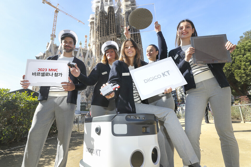 KT 모델들이 바르셀로나의 사그라다 파밀리아 성당을 배경으로 'MWC 2023' 전시품을 홍보하고 있다. /사진=KT