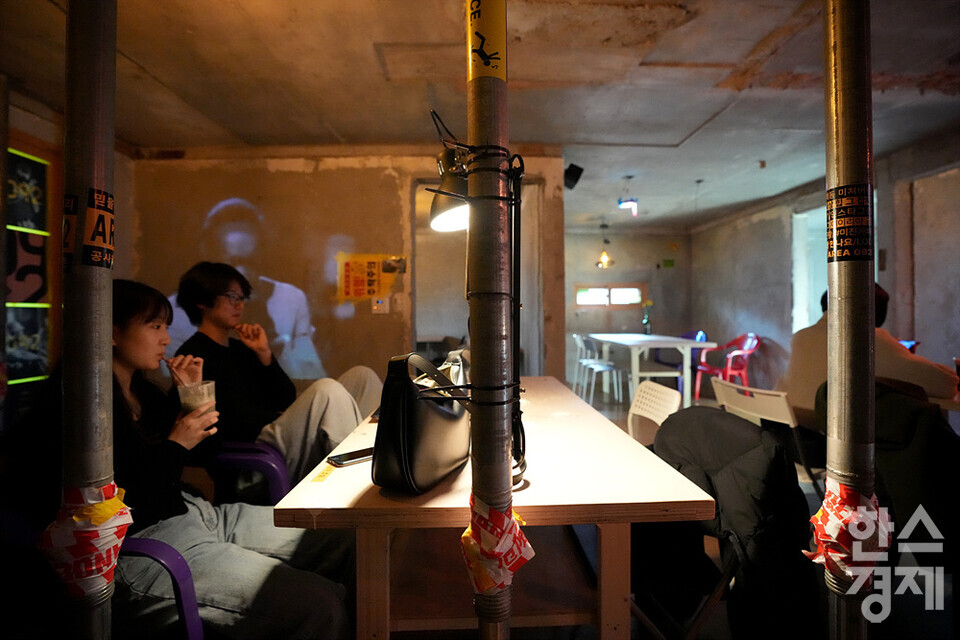 시민들이 1일 오후 서울 서대문구에 위치한 공사장 컨셉 카페 '에이리아 092'에서 휴일의 여유를 즐기고 있다. /김근현 기자 khkim@sporbiz.co.kr 2023.03.01.