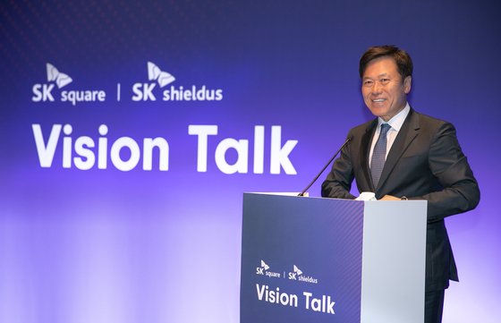 박정호 SK스퀘어 박정호 부회장이 28일(현지시간) 스페인 바르셀로나에서 열린 기자간담회에서 발표를 하고 있다. /사진=SK